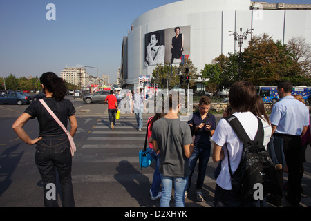 Bukarest, Rumänien, Passanten vor dem Unirea Shopping Center Stockfoto