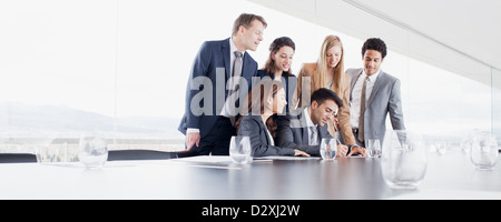 Geschäft Leute beobachten Geschäftsmann Vertrag unterzeichnen im Konferenzraum Stockfoto