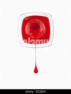 Nahaufnahme von roten Nagellack tropft aus Flasche Stockfoto