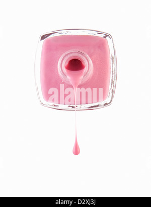 Nahaufnahme von rosa Nagellack tropft aus Flasche Stockfoto