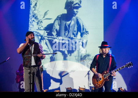 Flötist und Sänger Ian Anderson von Jethro Tull, mit dem Gitarristen Florian Ophale führen Sie Live. Bild des Vietnam-Soldat hinter. Stockfoto