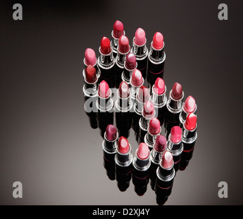 Multicolor Lippenstifte Umformung von Dollarzeichen Stockfoto