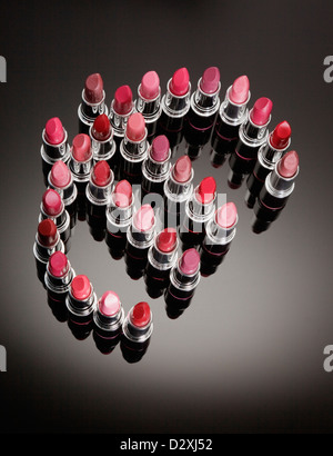 Multicolor Lippenstifte bilden Euro-symbol Stockfoto