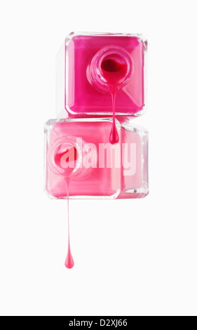 Nahaufnahme von rosa Nagellack tropft aus Flaschen Stockfoto