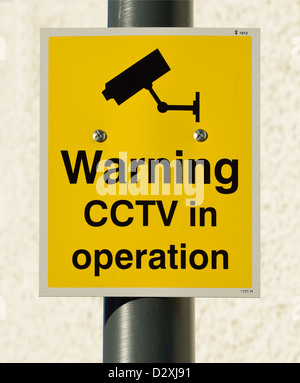 "Warnung CCTV in Betrieb". Bekanntmachung über Lichtmast. Stockfoto