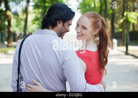 Porträt der lächelnde Frau mit Freund im Park spazieren Stockfoto
