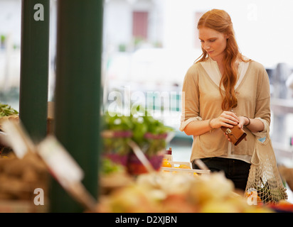 Frau im outdoor-Markt einkaufen Stockfoto