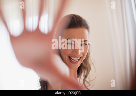 Porträt der lächelnde Frau mit Hand ausgestreckt Stockfoto