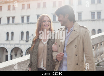 Lächelnde paar gehen Arm in Arm in Venedig Stockfoto