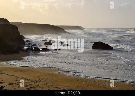 Wellen brechen nach Port Blanc Strand (Halbinsel Quiberon, Bretagne, Frankreich). Stockfoto