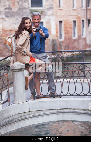 Lächelnde paar Einnahme Selbstbildnis am Steg in Venedig Stockfoto