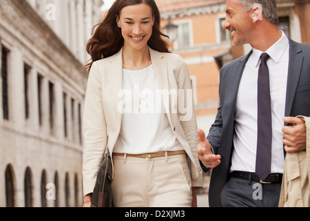 Lächelnd, Geschäftsmann und Geschäftsfrau zu Fuß Stockfoto