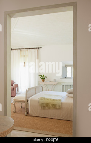 Blick auf Luxus Schlafzimmer durch Tür Stockfoto