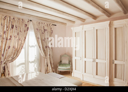 Sonne durch Fenster in Luxus Schlafzimmer Stockfoto