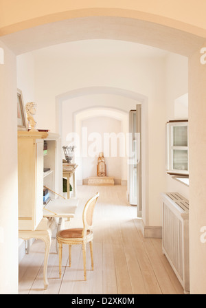 Torbögen und Korridor von Luxus-Haus Stockfoto