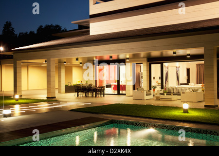 Luxus-Haus und Schwimmbad bei Nacht beleuchtet Stockfoto