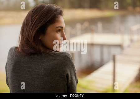 Nachdenkliche Frau am See Stockfoto
