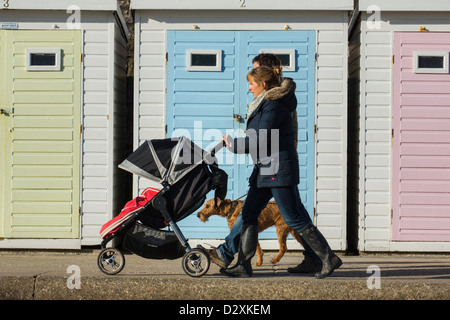 Familie zu Fuß entlang der Strandpromenade Lyme Regis, Dorset, England Stockfoto