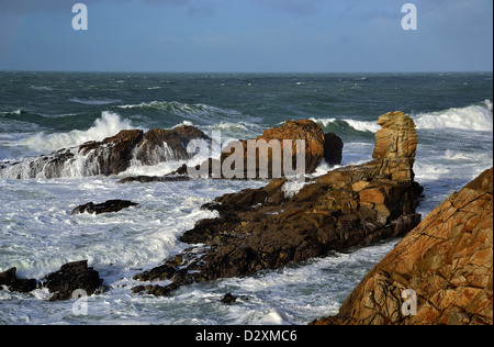 Starker Wellengang im Begriff Beg En Aud, wilde Küste von Quiberon-Halbinsel, in der Nähe von Portivy (Bretagne, Frankreich). Stockfoto