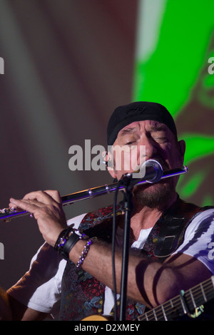 Legendäre Flötist, Gitarrist und Sänger Ian Anderson von Jethro Tull durchführen "Dick wie ein Ziegelstein", 2012 Stockfoto