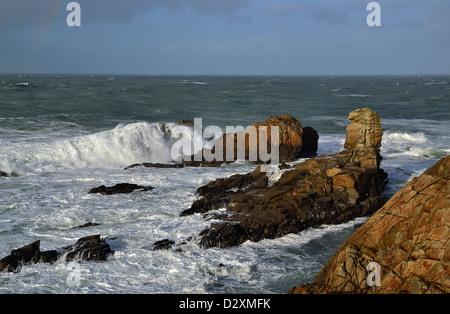 Starker Wellengang im Begriff Beg En Aud, wilde Küste von Quiberon-Halbinsel, in der Nähe von Portivy (Bretagne, Frankreich). Stockfoto