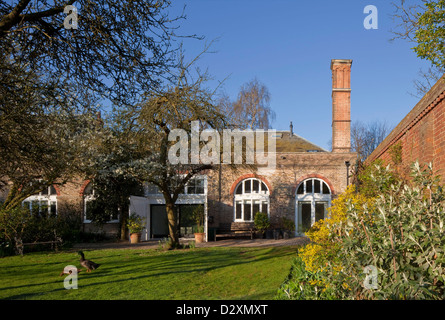 Die Eichen, Richmond, Großbritannien. Architekt: Suppe Architekten, 2012. Fahren Sie auf Sicht des östlichen Höhe mit Enten im Vordergrund Stockfoto