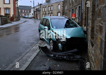 Kufe eines Autos auf der eisigen Straße, das Auto seine Rennen auf einem Haus des Dorfes, im Winter. Stockfoto