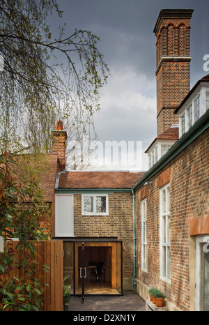 Die Eichen, Richmond, Großbritannien. Architekt: Suppe Architekten, 2012. Ansicht der Glas-Box Erweiterung Büro- und Schmiedehandwerk ch Stockfoto