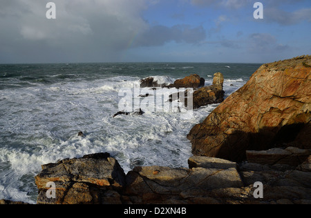 Starker Wellengang im Begriff Beg En Aud, wilde Küste von Quiberon-Halbinsel (Bretagne, Frankreich). Stockfoto