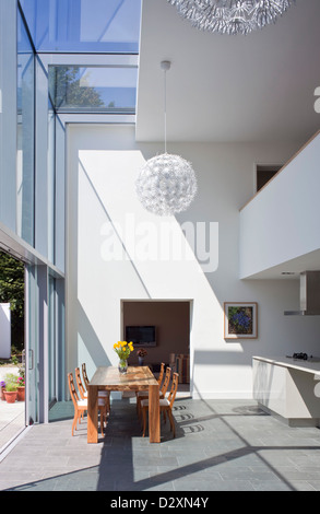 Le Foin Bas, Saint Helier, Großbritannien. Architekt: MOOARC, 2009. Blick auf die doppelte Höhe Wohnfläche. Stockfoto