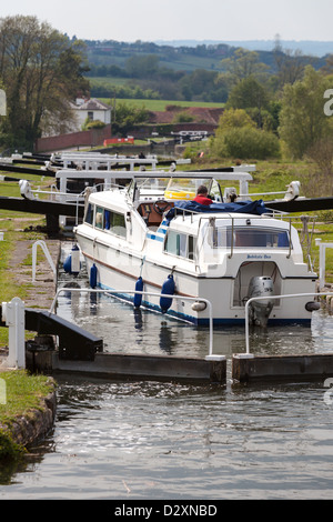 Urlaubsboot Weitergabe der Kennet und Avon Kanal durch die Kette der Schlösser in Caen. England Stockfoto