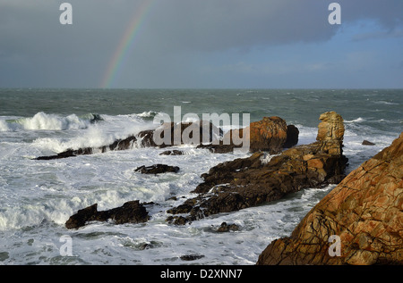 Starker Wellengang im Begriff Beg En Aud, wilde Küste von Quiberon-Halbinsel, in der Nähe von Portivy (Bretagne, Frankreich). Stockfoto