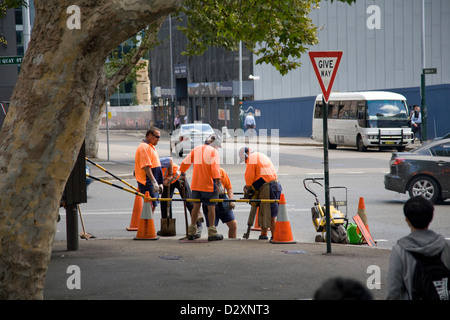 Männliche Arbeiter, die Straßenreparaturen auf einer Straße in Sydney, NSW, Australien durchführen Stockfoto