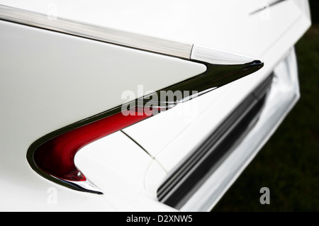 Nahaufnahme Bild der hintere Rückleuchte auf einem weißen 1960 Cadillac Auto. Stockfoto