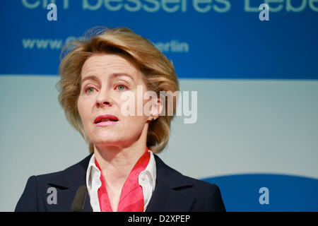 Berlin, Montag, 4. Februar 2013. Die Bundesministerin Ursula von der Leyen und der Generalsekretär der Organisation für wirtschaftliche Zusammenarbeit und Entwicklung (OECD), Yves Leterme halten eine Pressekonferenz im Bundesministerium für Arbeit und Soziales in Berlin in Bezug auf die Einwanderung ausländischer Arbeitskräfte in Deutschland, Montag, 4. Februar 2013 Stockfoto