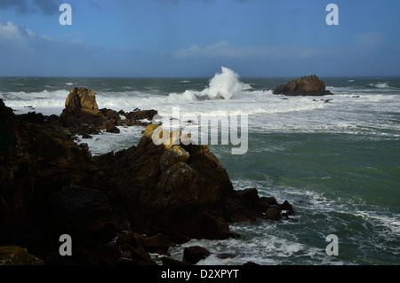 Starker Wellengang im Begriff Beg En Aud, wilde Küste von Quiberon-Halbinsel, in der Nähe von Portivy, Schutzgebiet. Stockfoto