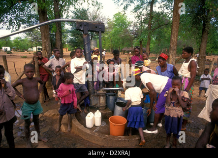 Simbabwische Bevölkerung, Frauen und Kinder, die Förderung von Wasser aus Brunnen, Brunnen, Brunnen, Dorf von Mahenye, Provinz Manicaland, Simbabwe, Afrika Stockfoto