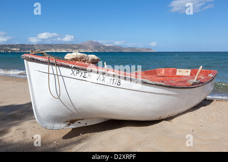 Weiß griechische Rudern angeln Boot Chrissie am Sandstrand, Kreta und blauer Himmel Stockfoto