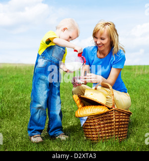 glückliche Mutter und Sohn mit einem Picknick Stockfoto