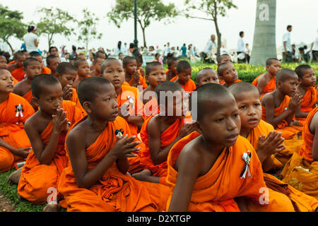 Phnom Penh, Kambodscha - junge Mönche beten für die Einäscherung von König Norodom Sihanouk am 4. Februar 2013. Der König starb am 15. Oktober 2012 in Peking Stockfoto