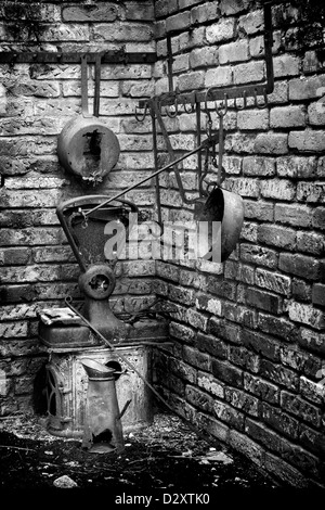 Alte Waagen und Kochen schwenkt in einem zerstörten Küche Interieur. Stockfoto