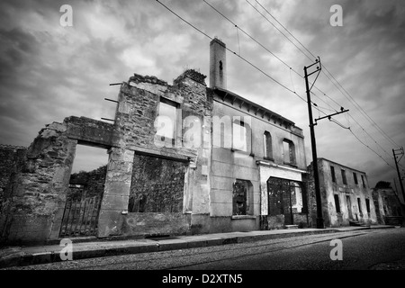 Fassaden der zerstörten Gebäude in einer Straße in Oradour Sur Glane Stockfoto