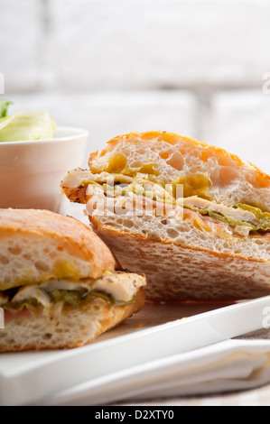 traditionelle italienische Ciabatta Panini Sandwich Hähnchen Gemüse und Aioli Stockfoto