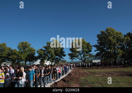 Santa Maria, Brasilien. 4. Februar 2013. Studenten kommen zusammen in der Universidade Federal de Santa Maria (Santa Maria Federal University) an die 116 Schüler erinnern, die ihr Leben bei einem Brand der Boate Kiss in Santa Maria letzte Woche verloren. Stockfoto