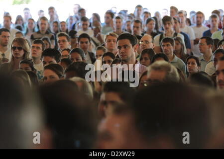 Santa Maria, Brasilien. 4. Februar 2013. Studenten stehen während des Gottesdienstes zu 116 Schüler der Universidade Federal de Santa Maria (Santa Maria Federal University) zu erinnern, wer in einem Feuer in der Diskothek Boate küssen starb. Stockfoto