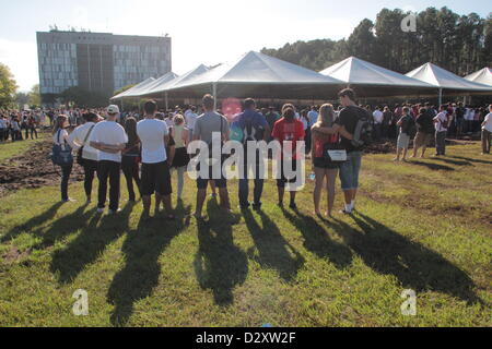 Santa Maria, Brasilien. 4. Februar 2013. Menschen stehen während des Gottesdienstes in der Universidade Federal de Santa Maria (Santa Maria Federal University), 116 Schüler gedenken, die ihr Leben im Boate küssen Nachtclub Feuer letzte Woche verloren. Stockfoto