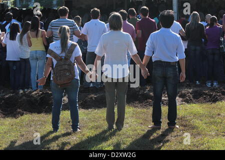 Santa Maria, Brasilien. 4. Februar 2013.  Studenten an den Händen halten und beten gemeinsam bei einem Dienst als Universidade Federal de Santa Maria (Santa Maria Federal University) gehalten an 116 Schüler aus UFSM erinnern, die ihr Leben bei einem Brand in einem Nachtclub in Santa Maria verloren. Stockfoto