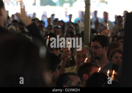 Santa Maria, Brasilien. 4. Februar 2013. Halten Kerzen, Studenten an der Universidade Federal de Santa Maria (Santa Maria Bundesuniversität) an die 116 Kollegen erinnern, die ihr Leben im Feuer in der Diskothek Boate küssen vor einer Woche verloren. Die Gesamtzahl der Todesopfer wurde 237. Stockfoto