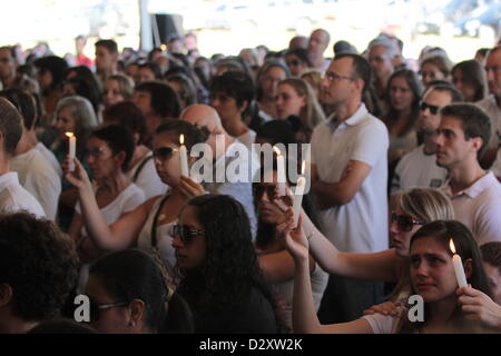 Santa Maria, Brasilien. 4. Februar 2013. Halten Kerzen, Studenten an der Universidade Federal de Santa Maria (Santa Maria Bundesuniversität) an die 116 Kollegen erinnern, die ihr Leben im Feuer in der Diskothek Boate küssen vor einer Woche verloren. Die Gesamtzahl der Todesopfer wurde 237. Stockfoto