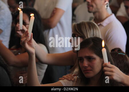 Santa Maria, Brasilien. 4. Februar 2013. Halten Sie Kerzen, erinnern Studenten an der Universidade Federal de Santa Maria (Santa Maria Federal University) die 116 Kollegen, die ihr Leben im Feuer in der Diskothek Boate küssen vor einer Woche verloren. Die Gesamtzahl der Todesopfer wurde 237. Stockfoto